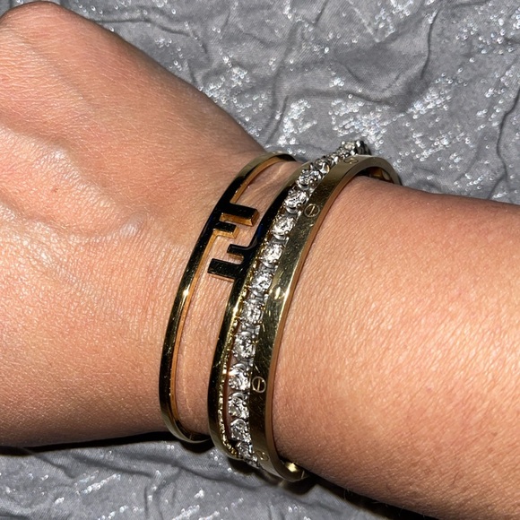 Preloved Fendi O’Lock bracelet pristine condition size M 6.5/7” gold color. - Picture 5 of 9